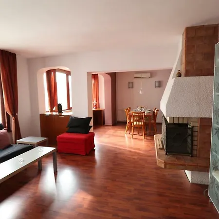 The Burgundy Big Family And Friends Apartment *